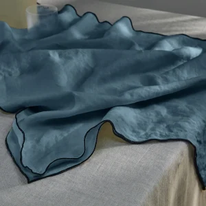 Caminho de mesa borda ponto rolinho em linho lavado azul francês