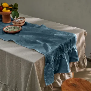Caminho de mesa com folhos em linho lavado azul francês