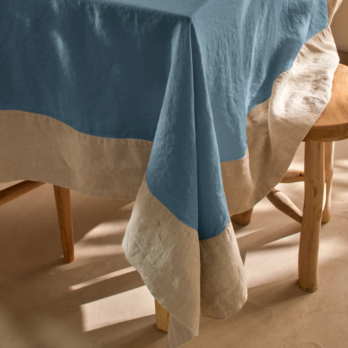 Toalha de mesa rectangular bicolor em linho lavado azul francês - Image 4