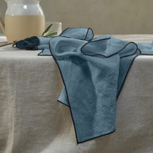 Guardanapo bordado rolinho em linho lavado azul francês