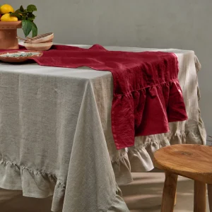 Caminho de mesa com folhos em linho lavado bordô
