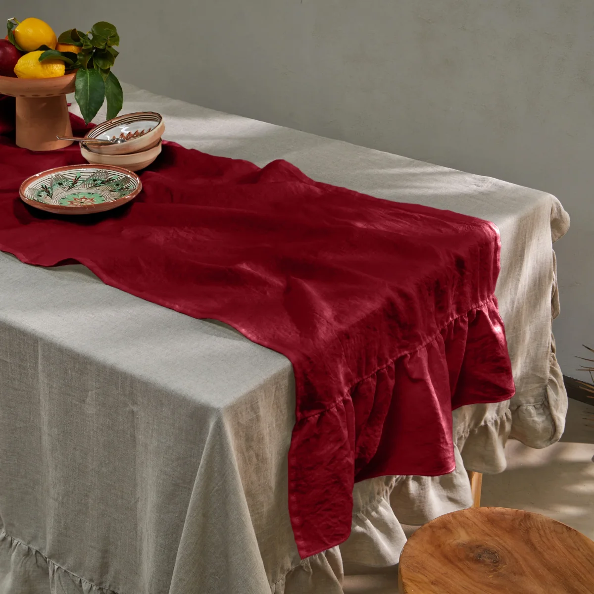 Caminho de mesa com folhos em linho lavado bordô - Image 3