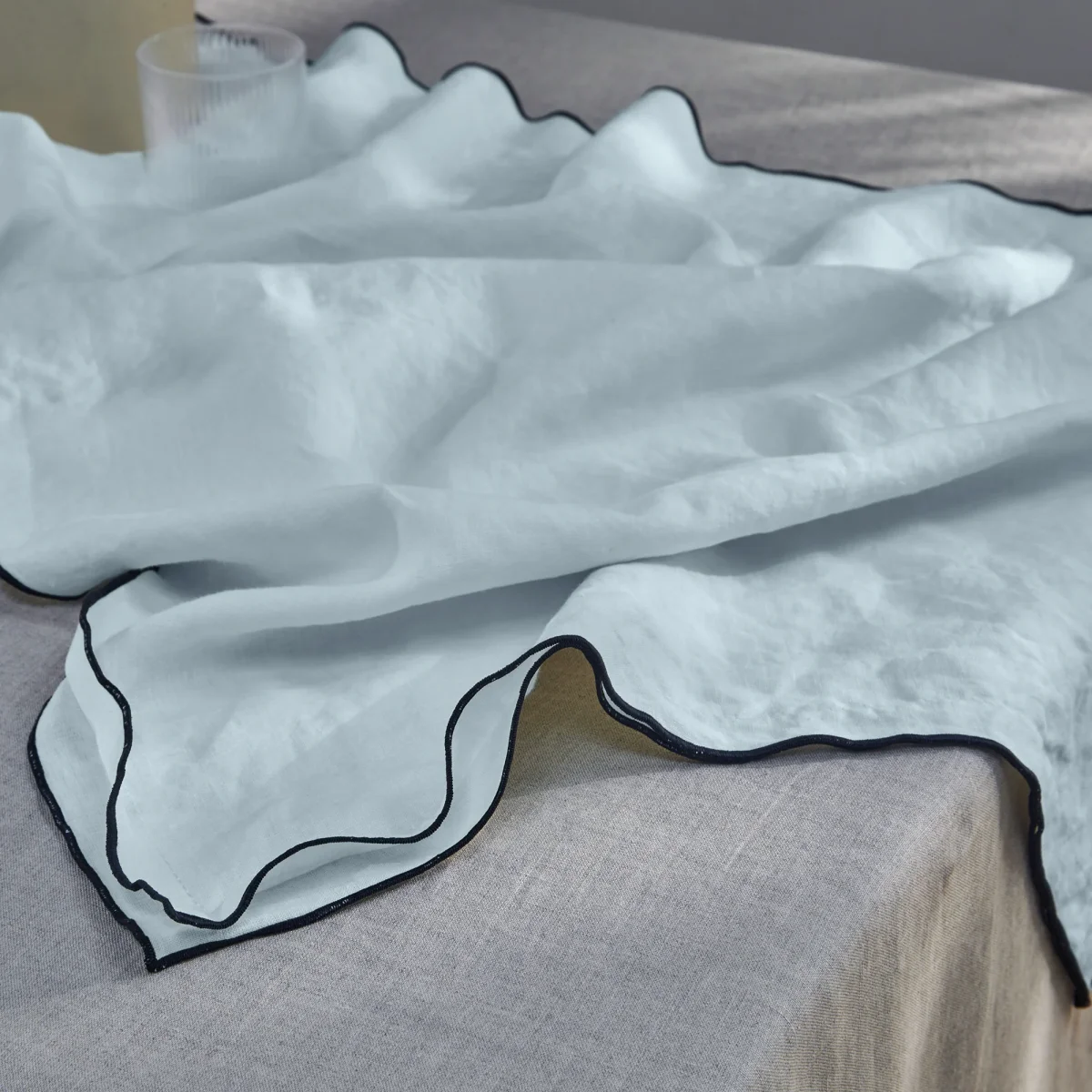Caminho de mesa borda ponto rolinho em linho lavado azul glaciar
