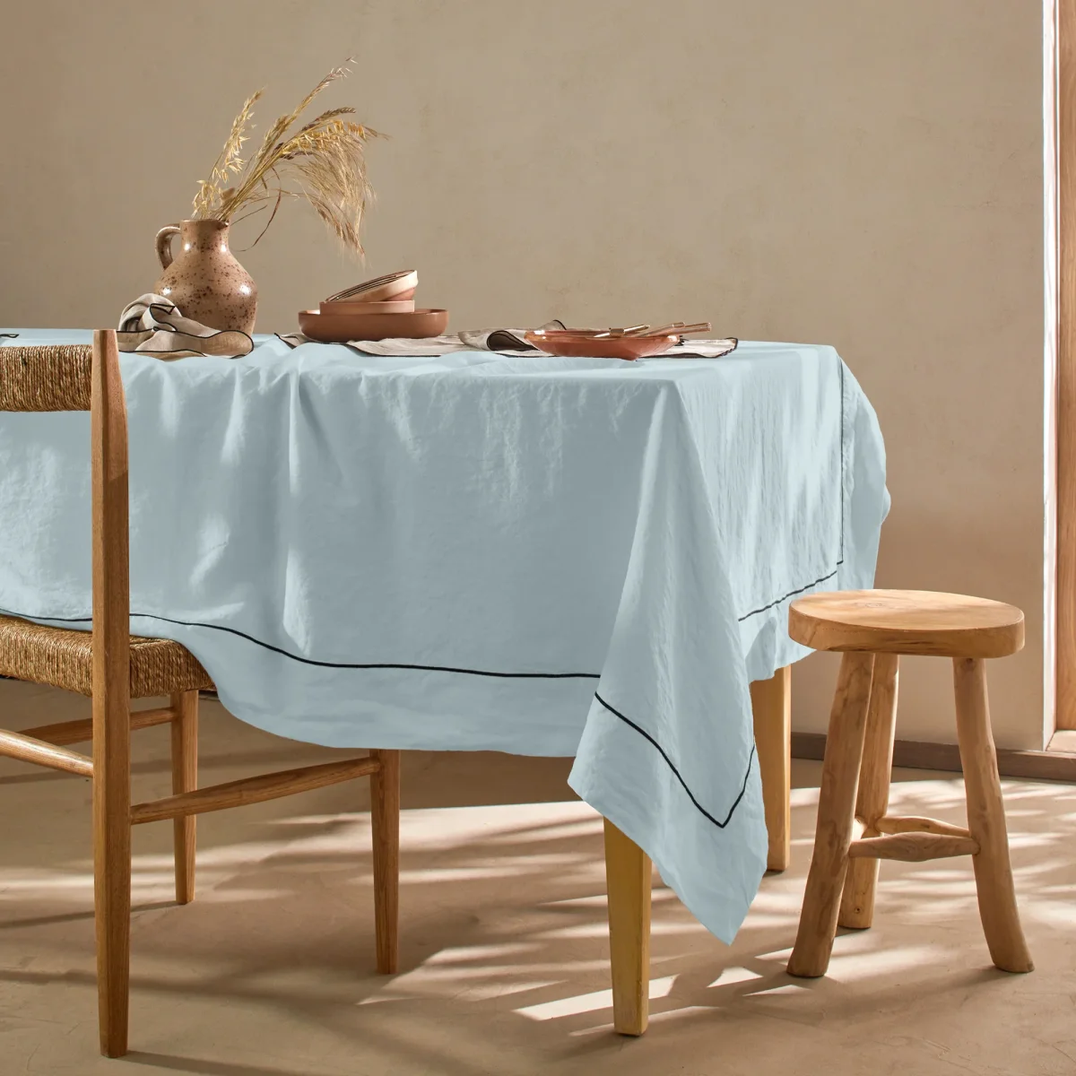 Toalha de mesa rectangular bordado ponto cheio em linho lavado azul glaciar