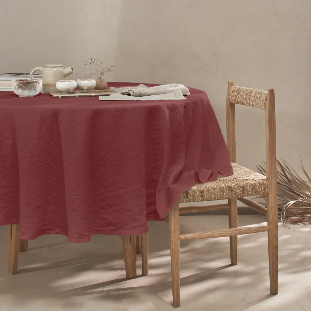 Toalha de mesa redonda bordada ponto aberto em linho lavado tijolo