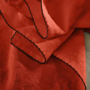 Caminho de mesa com borda de crochê em linho lavado coral