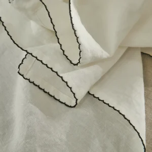 Caminho de mesa com borda de crochê em linho lavado marfim