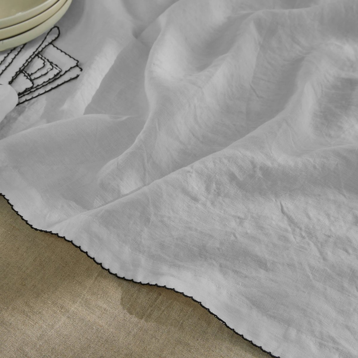 Caminho de mesa com borda de crochê em linho lavado cinza mineral - Image 4