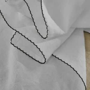 Caminho de mesa com borda de crochê em linho lavado cinza mineral