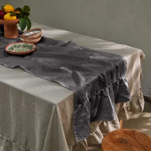 Caminho de mesa com folhos em linho lavado cinza chumbo