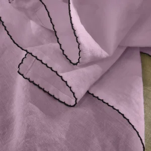 Caminho de mesa com borda de crochê em linho lavado lilás