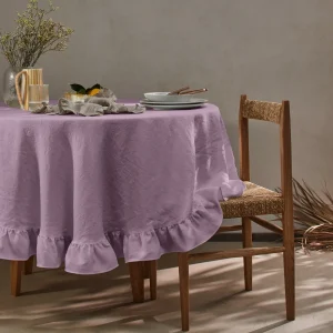 Toalha de mesa oval com folhos sob medida em linho lavado lilás