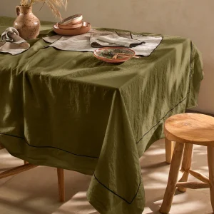Toalha de mesa rectangular bordado ponto cheio em linho lavado verde azeitona
