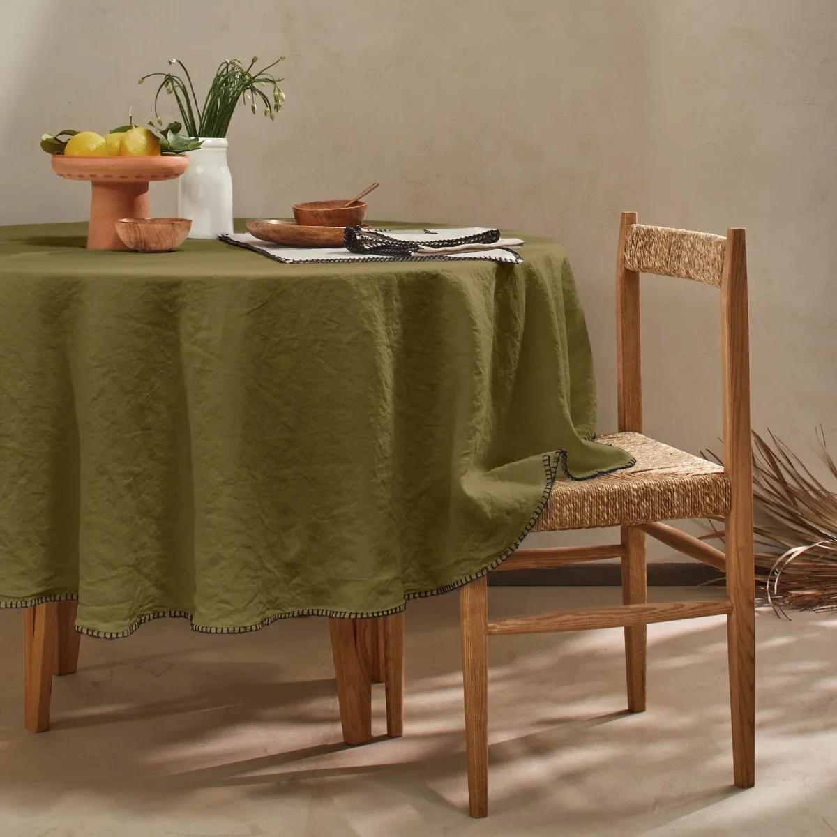 Toalha de mesa oval sob medida com ponto cobertor em linho lavado verde azeitona