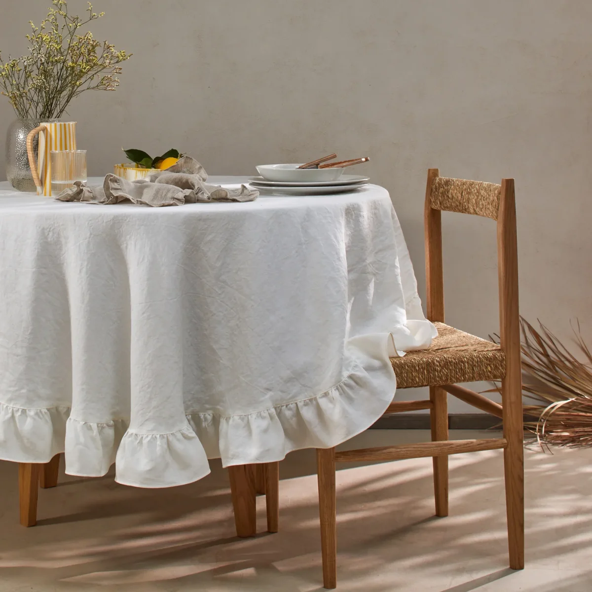 Toalha de mesa oval com folhos sob medida em linho lavado marfim