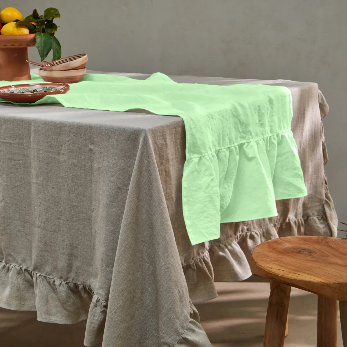 Caminho de mesa com folhos em linho lavado verde menta - Image 3